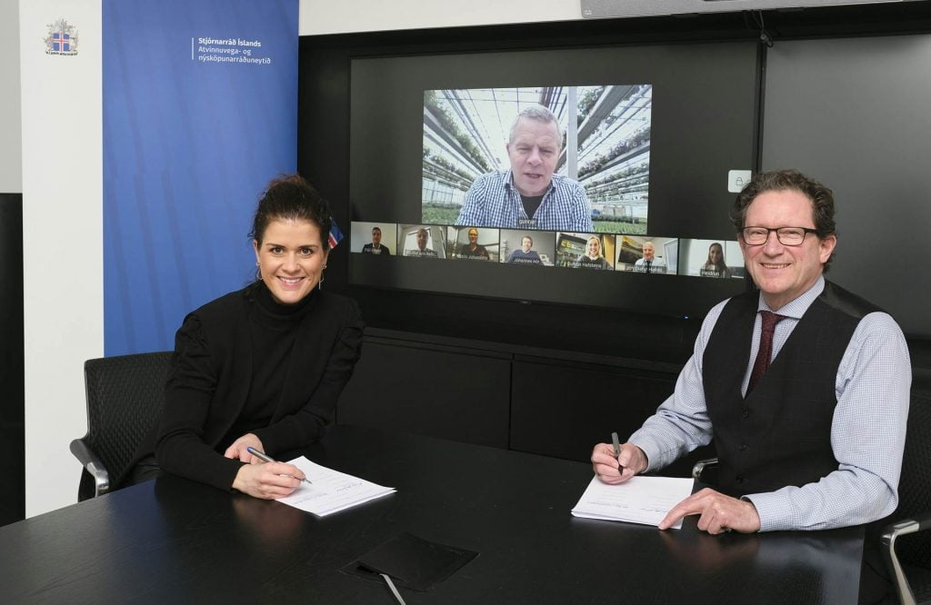 Ráðherrarnir og samningsaðilar við undirritun- Mynd Golli